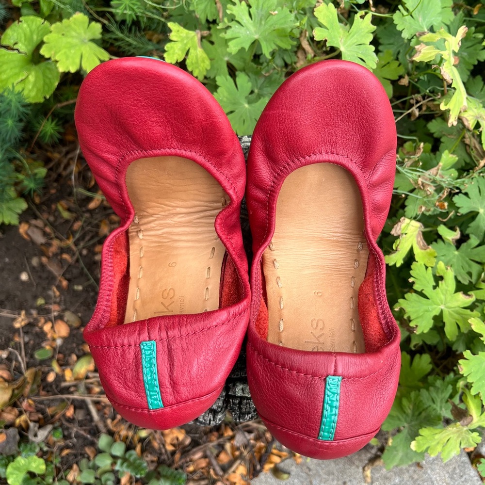 LIKE NEW! Tieks Ballet Flats in Color Cardinal Red Leather - Size Women’s 6 - Picture 3 of 9